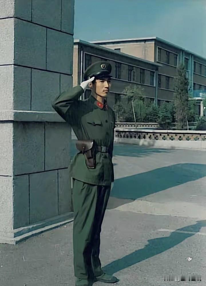 这样的军姿，这样的敬礼，就算是现在也是非常标准的，不知道大家认同吗？照片中这名