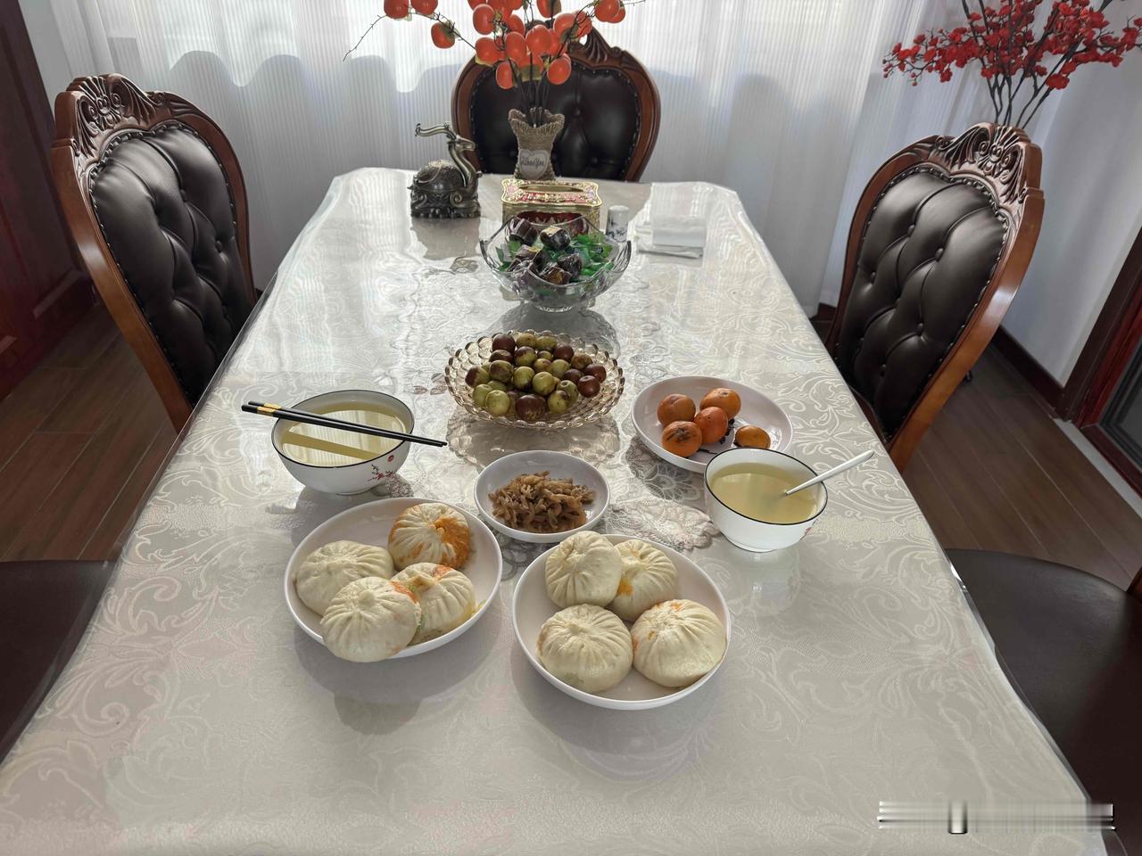 转变了一下吃饭的方式和吃饭的对象。不知道在我们小区的旁边，开了一家包子铺。很有