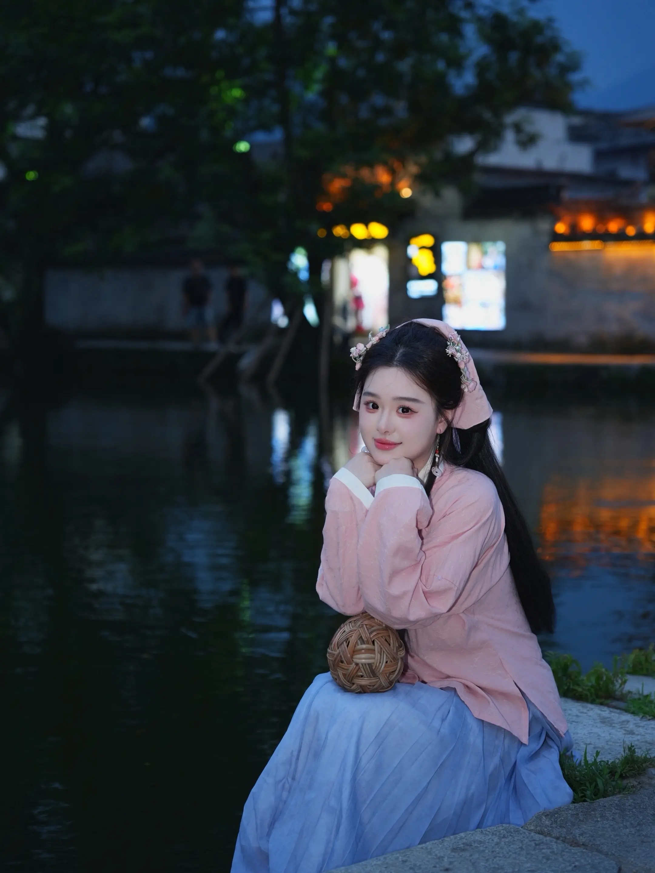 家业取景地宏村。谁家的丫鬟跑出来啦