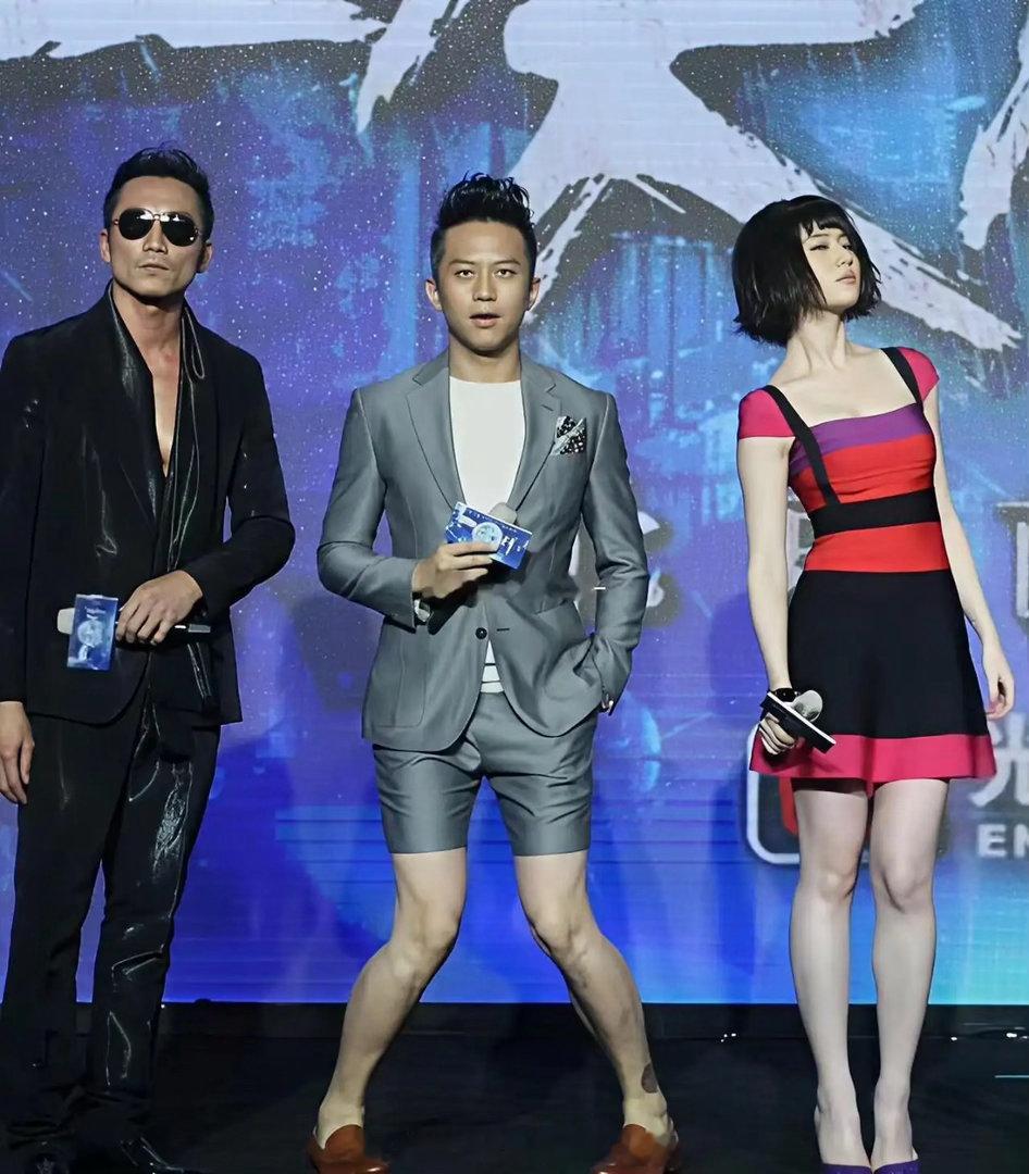 敢抢刘亦菲的镜头，也就只有邓超了吧