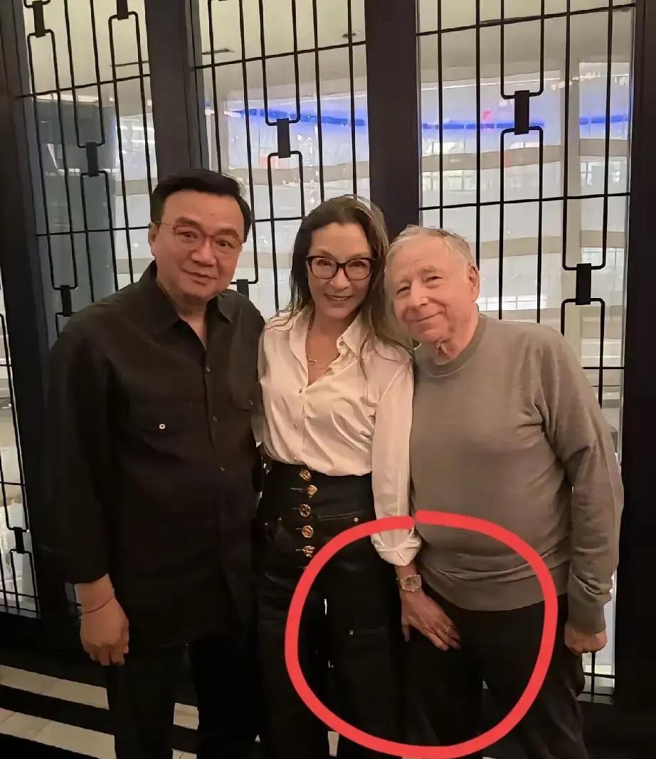 谁能想到，身价不菲的国际影后出门聚个餐，合照时得一手紧紧搂着朋友，另一只手还得死