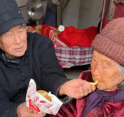 “看哭了！”河南，92岁老人吃完家人给买的汉堡后，竟给家人钱要再买一份，家人以为
