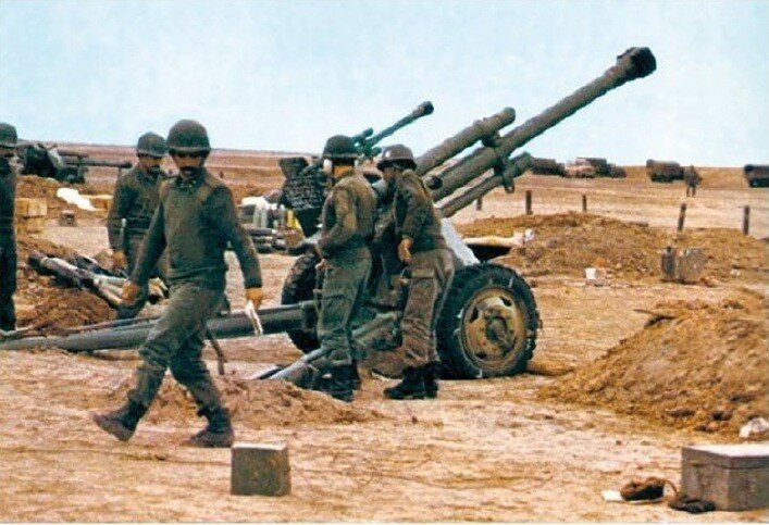  两伊战争中伊拉克军队的炮兵部队，使用南斯拉夫制造的105毫米M-56榴弹炮。