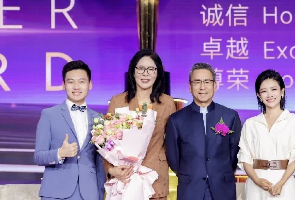 这还是我们的郎平教练吗？真的不敢认了[抠鼻][抠鼻]这从国家队退休后的郎平教练，