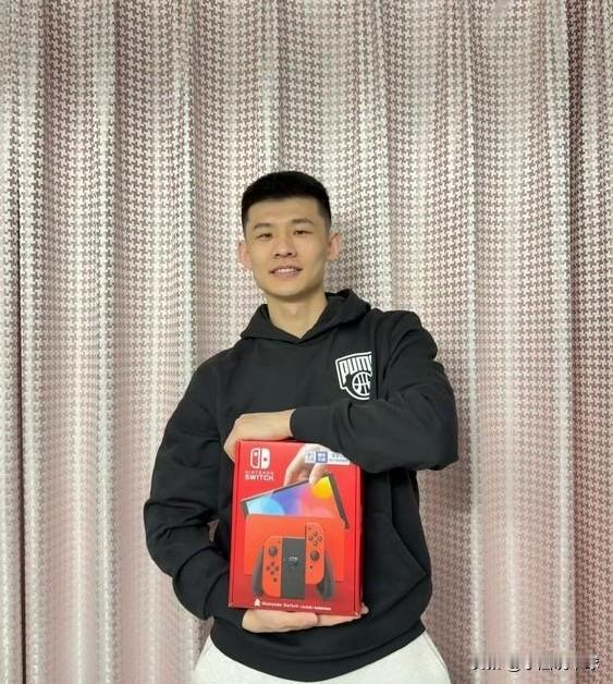 继伟真大气！给王岚嵚送了一台最新的苹果手机近日王岚嵚发文嗮出了赵继伟送的最新