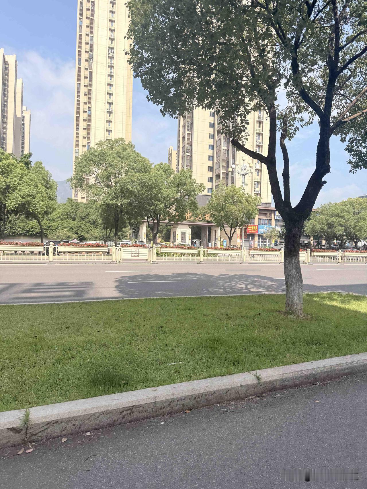 学生骂老师,老师该如何对待?很多人只看到：学生骂老师，孩子没教养。却很少