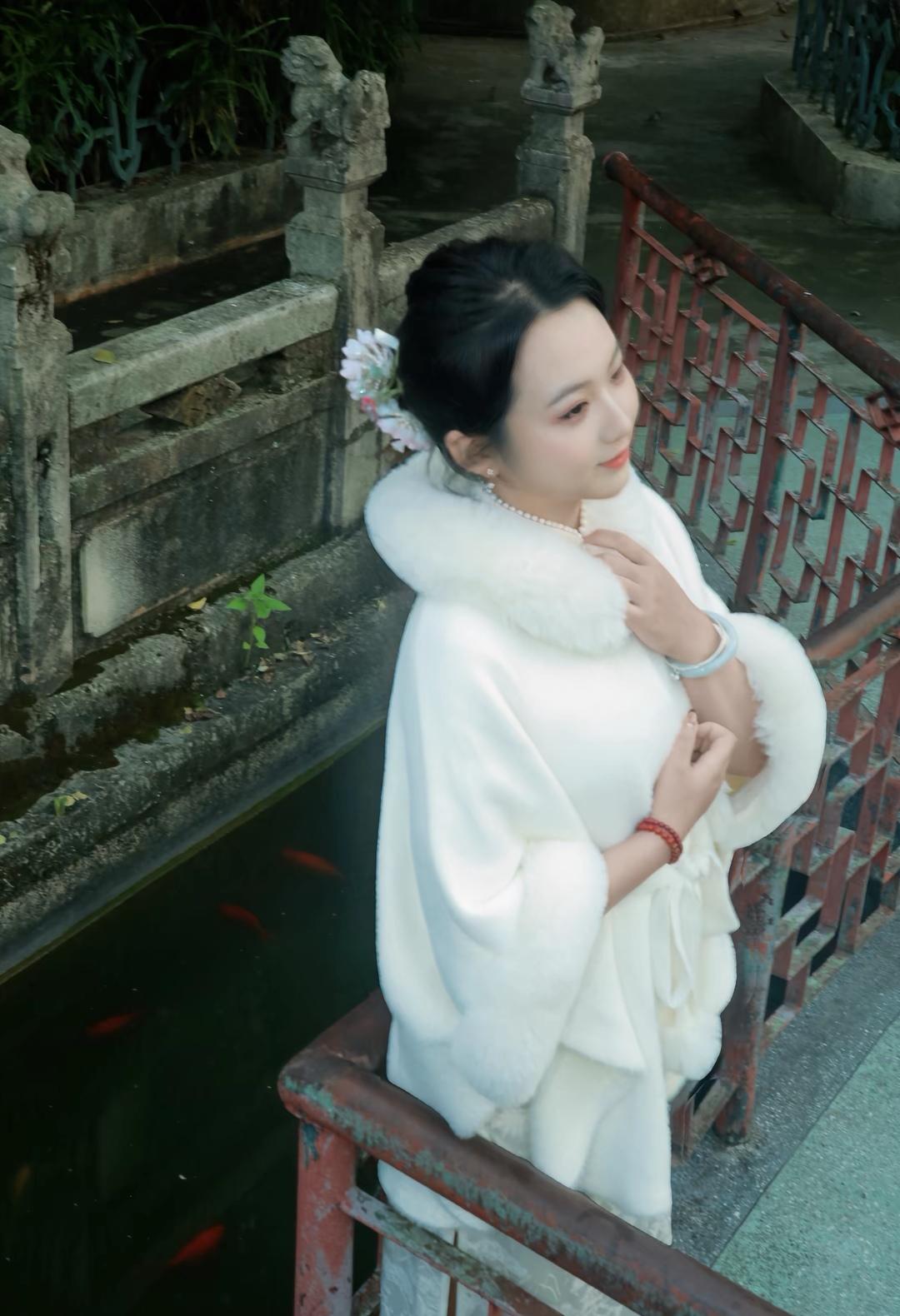 古典韵味，白衣飘飘，倚栏赏鱼，岁月静好。