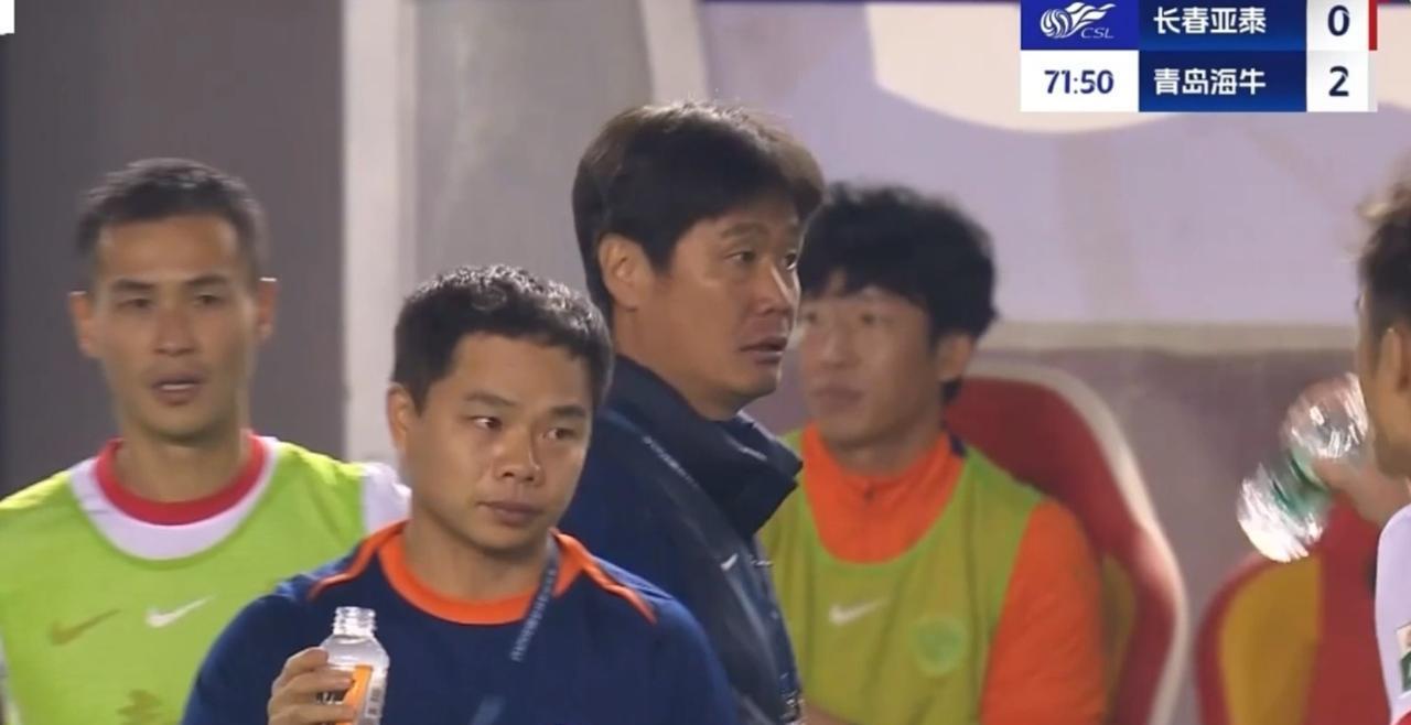 中超冠军保级难了！青岛海牛客场2：0领先长春亚泰，李小鹏长舒了一口气，保级的压力