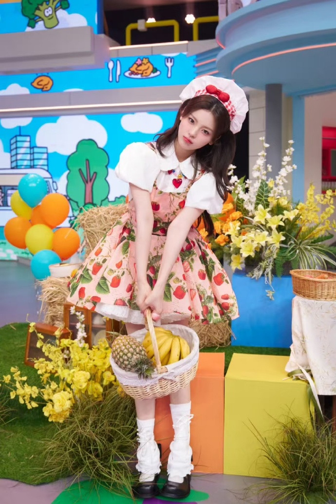 杨超越往那一站跟个小手办一样