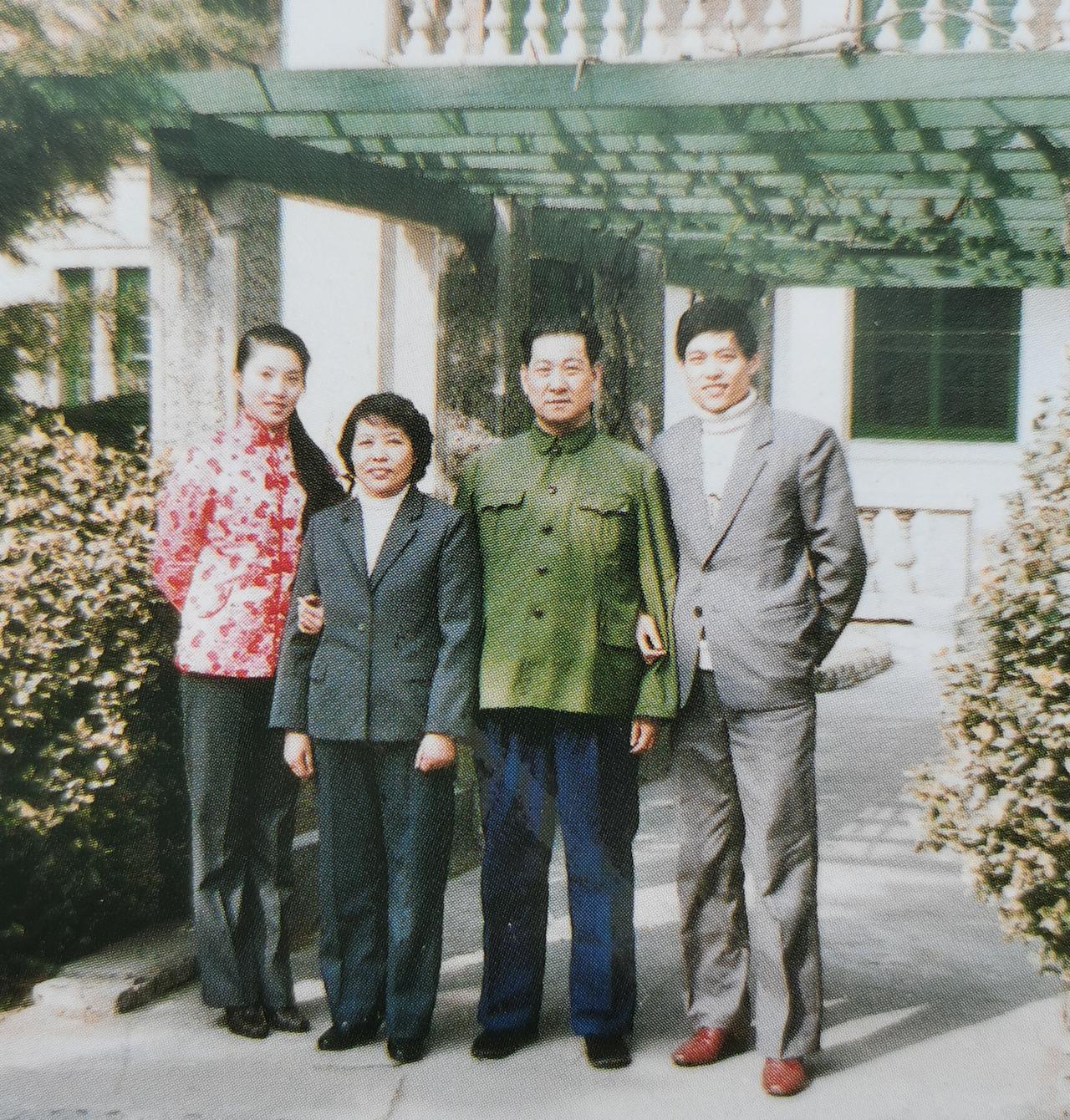 李九龙上将夫妇和儿子儿媳合影。右二是李九龙，左二是李九龙夫人姜淑芝。李九龙上将身