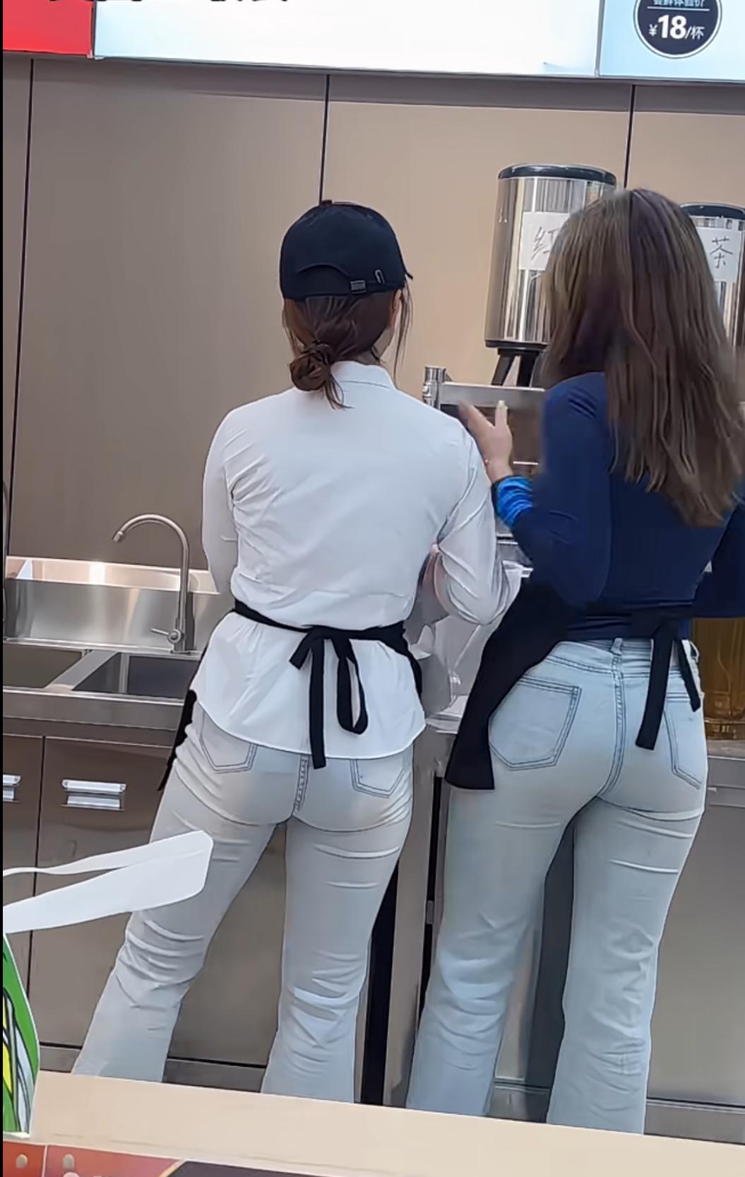奶茶店员这穿搭真的很好看，难怪人家店里的生意这么好，