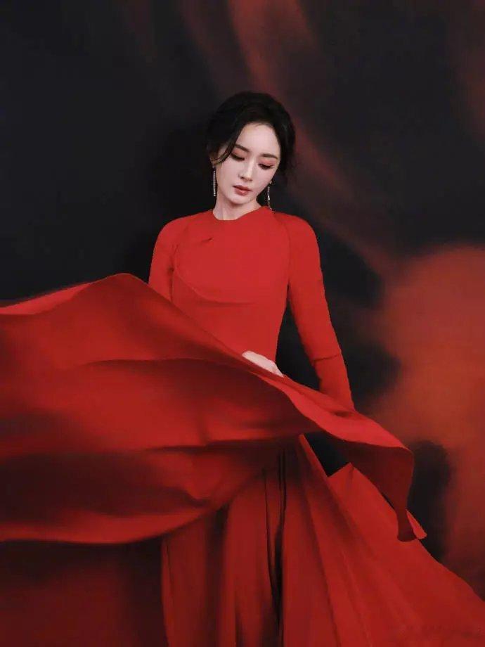 青青娱乐杨幂穿红裙拍摄写真暗红丝绒浓烈也慵懒