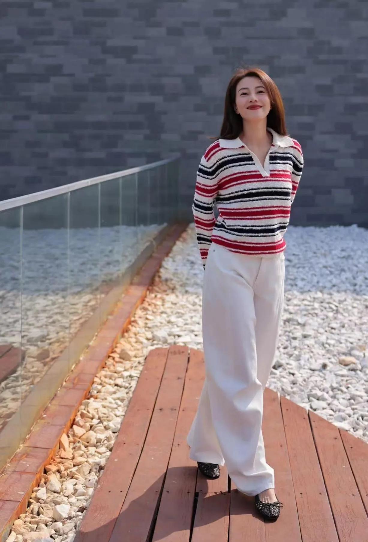 高圆圆这穿搭，我妈看了都要照搬🤣条纹翻领衫+小白裤，简单舒服又显年轻，