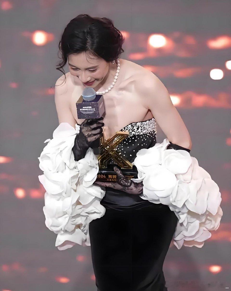 真的没发现么，衣服都快掉了，能不能不要给女明星穿这种衣服了