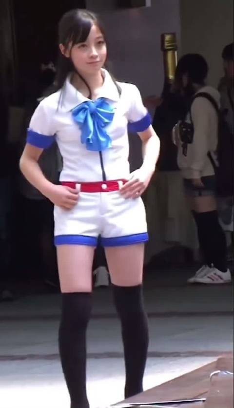 千年一遇的美少女～桥本环奈当时只有14岁，这一场祭典没有安排环奈上台，是她主动去