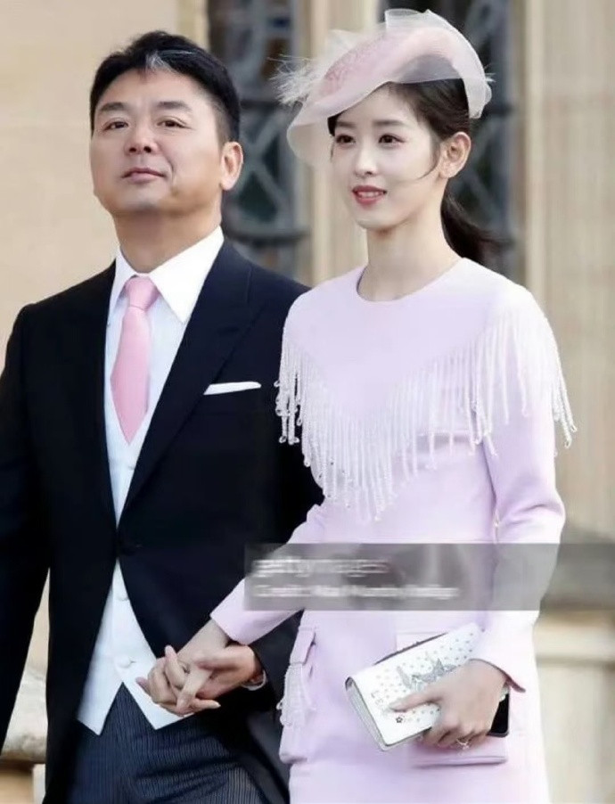 刘强东章泽天领证后合照曝光！刘强东当时41岁，章泽天还差1个月才满22岁，年龄