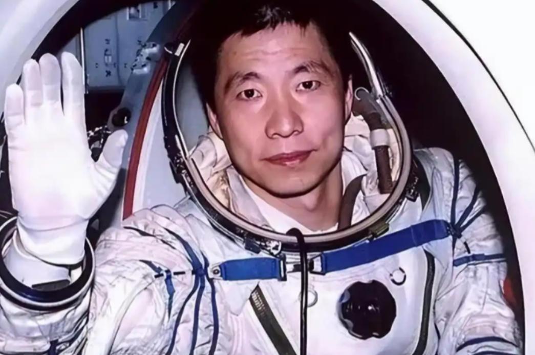 杨利伟为什么后来再也没有登天？其实，他能活着回到地球就已经是万幸，在他攀登太空的