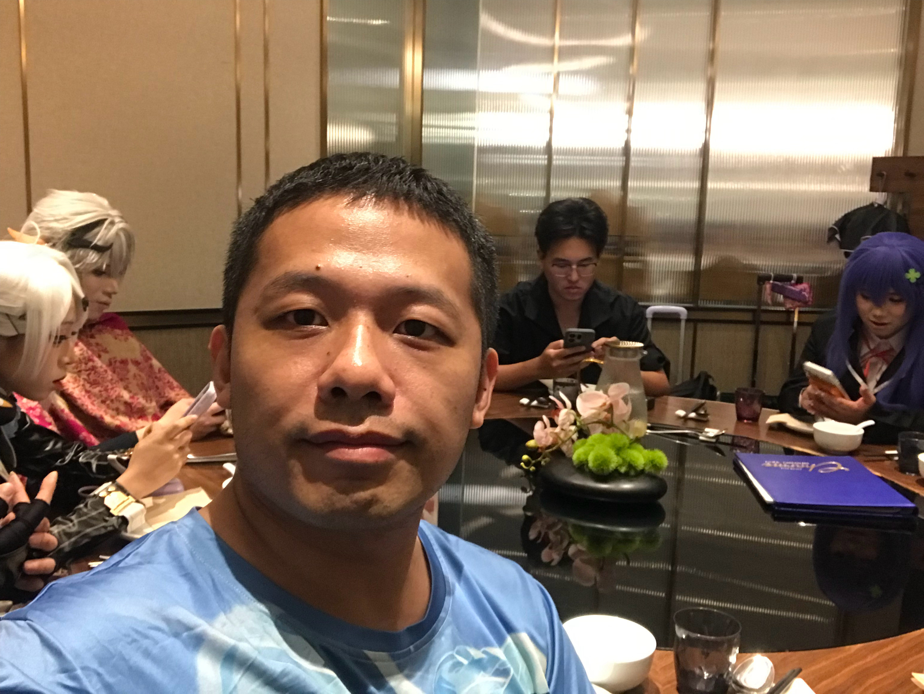 参加完漫展陪几个coser朋友出来吃饭​​​