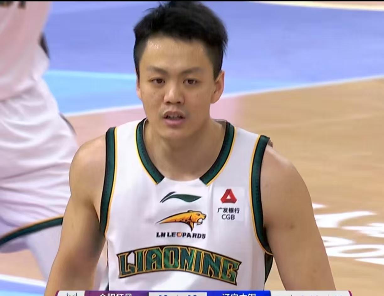 看了姜宇星的表现，我觉得张镇麟去了上海队也挺好的，他可以在场上不用束缚的自由发挥