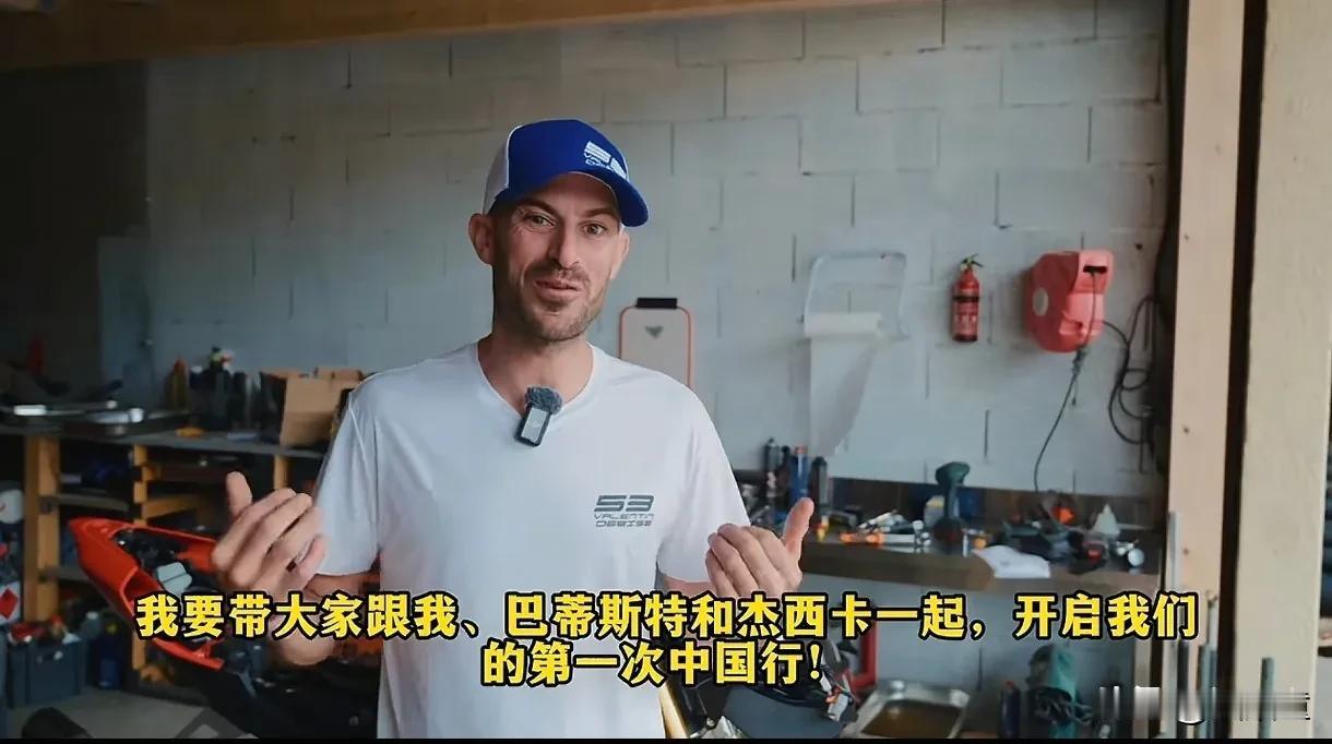德比斯透露首次中国行，他赠送张雪，首次夺冠头盔，张雪赠送他34g金牌，本来是准备