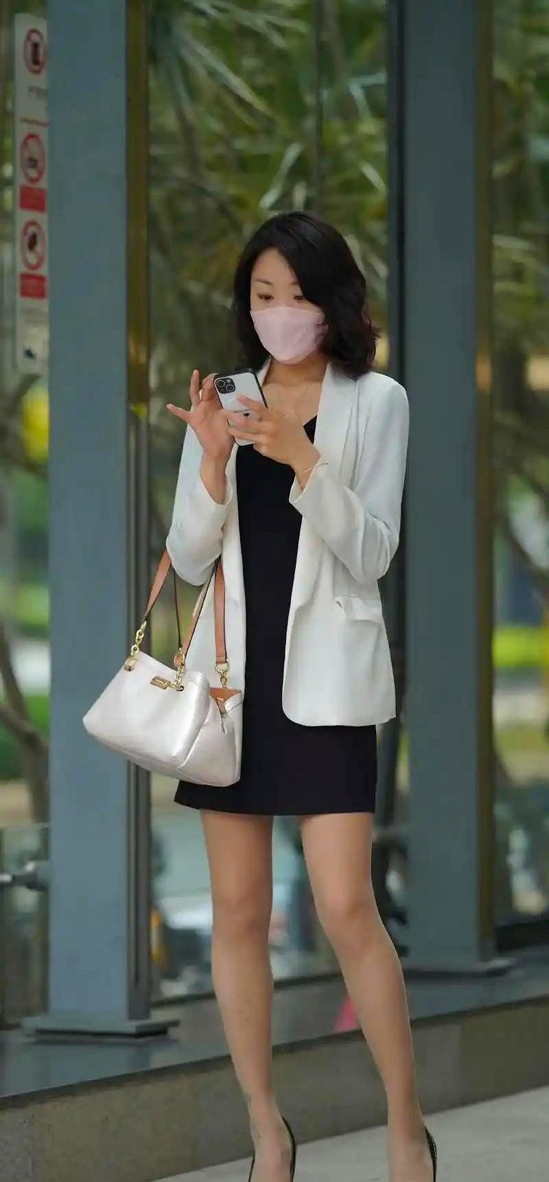 白色西装掐腰一收，腰线立刻卡得死死的，谁穿谁有腰。下面一条黑短裙，简单到不