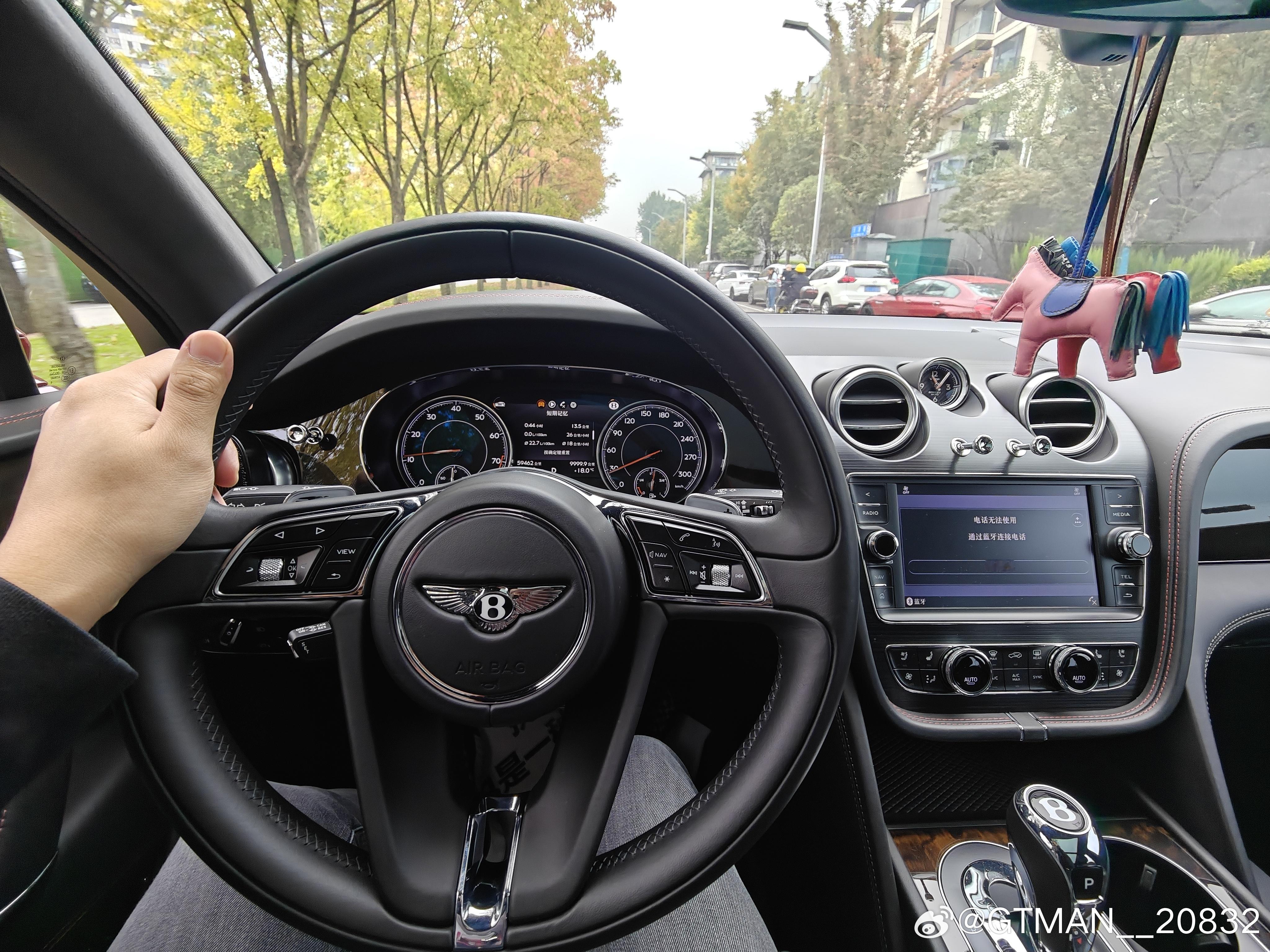 这台4.0v8我在很多车型上都开过，但在宾利添越上我觉得是我最喜欢的，低速时