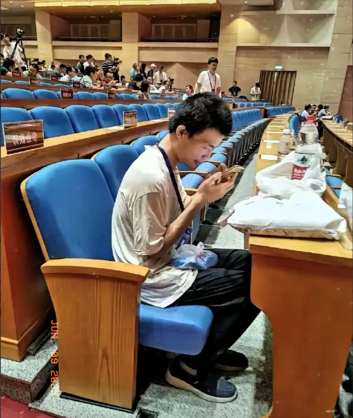 北大真团结呀韦东奕是北大数学系的老师，前几日韦东奕去医院看了下牙，医院给他缺了