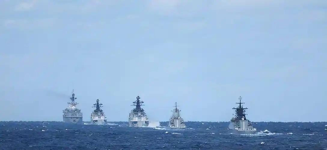 你不是挺硬气吗？现在知道慌了？日本一觉醒来发现家门口天上海上多出这些，一下子给震