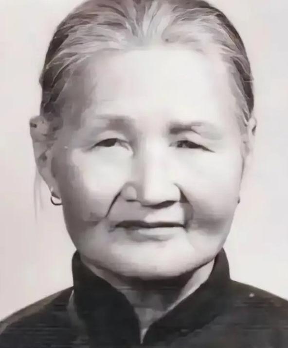 1940年，21岁的八路军政委蔡永，被叛军追赶，18岁姑娘郭瑞兰为救他，假扮他的