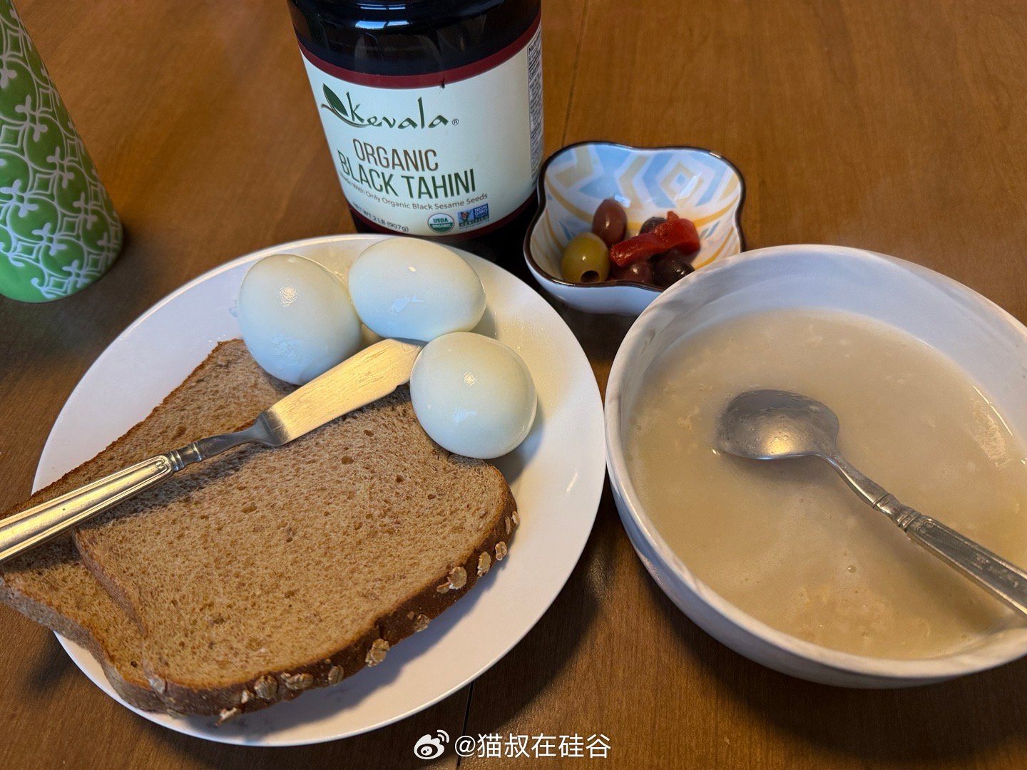 早饭：30克无糖传统燕麦、三个煮鸡蛋、两片全麦吐司抹一勺黑芝麻酱、五个橄榄、一杯