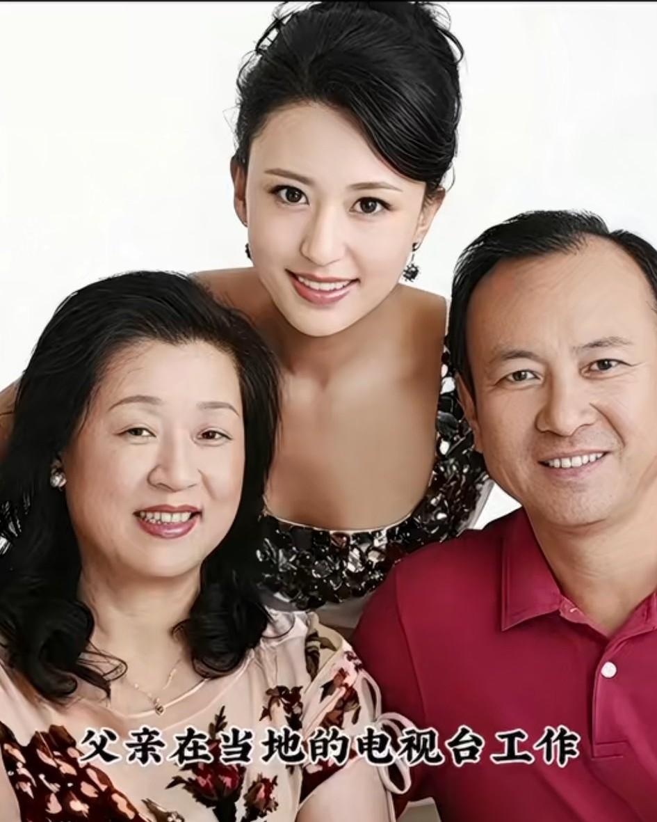 主持人张蕾风姿绰约，明眸善睐，仪态万千，着实美丽动人。她的父亲亦是气宇轩昂，她的