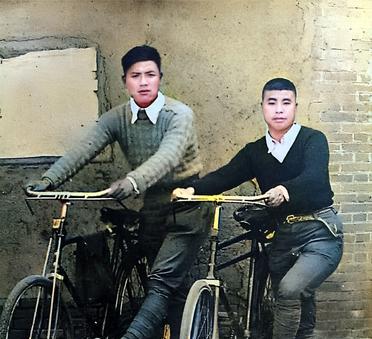 这张照片拍摄于1942年。当时新四军三师参谋长彭雄（左）与政治部主任吴法宪分别推