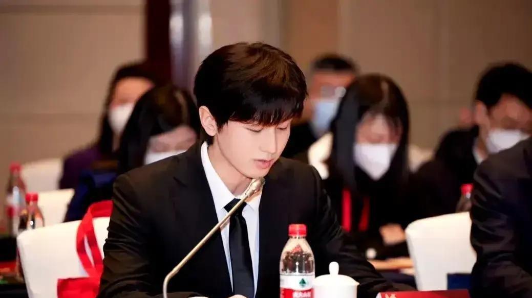 蔡文静在播客拍桌喊成毅是我见过最疯又最傻的戏搭档你敢信《底线》片场他熬3天没