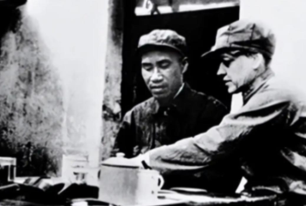 1937年，李德以不适应延安生活为由欲返苏联，毛主席劝他：“苏联正搞大清洗，此