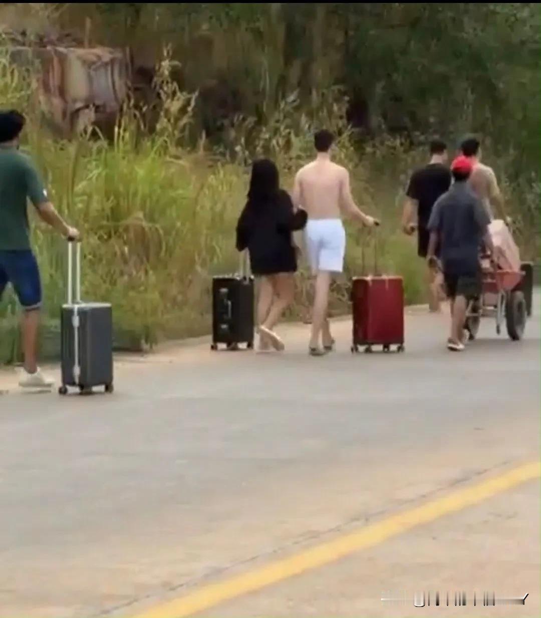 担心死于泰军轰炸，大批电诈分子匆忙跑路，衣服都来不及穿！据柬埔寨当地媒体报