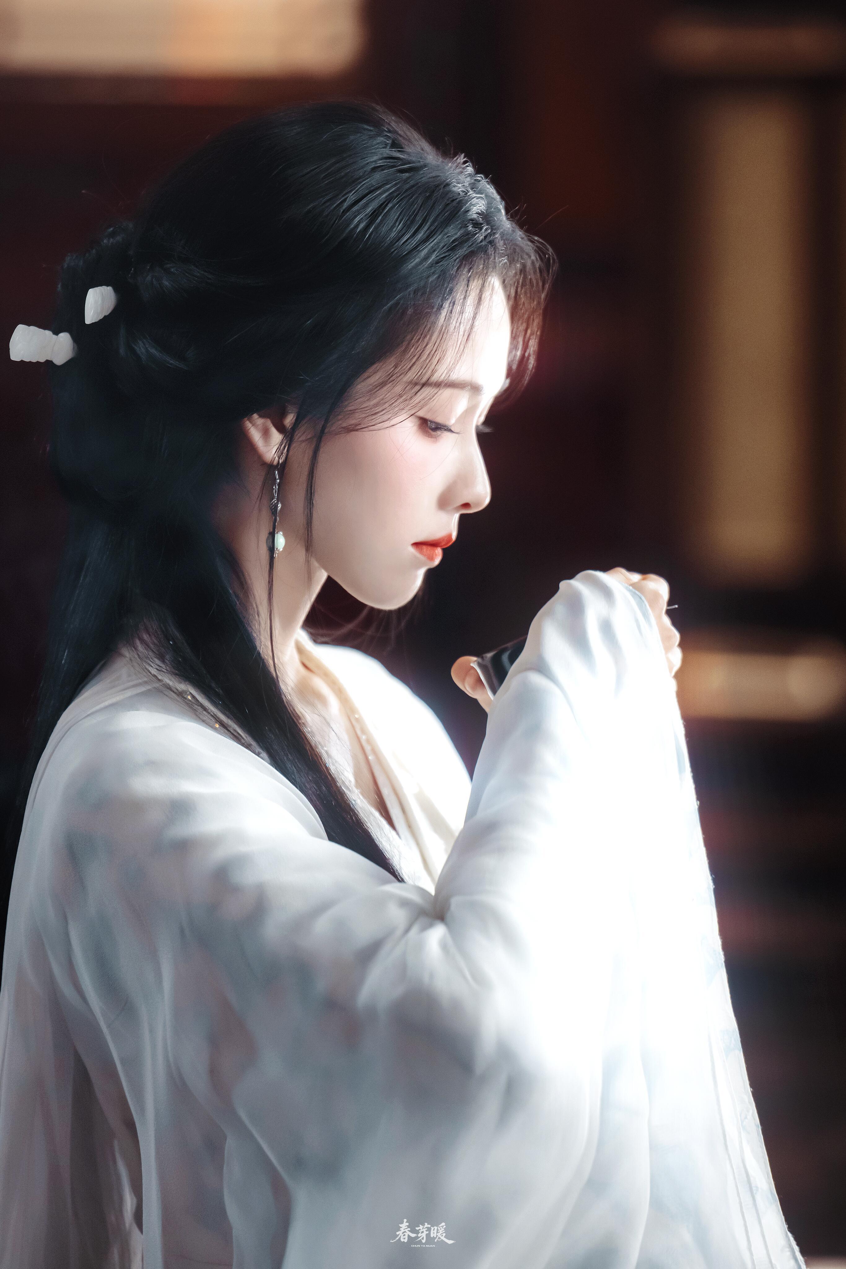 陈都灵怎么哭得乱七八糟的陈都灵哭到刘海分叉睫毛打架的样子，完全就是雨天走丢的垂