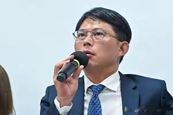 黄国昌又一次撕下伪装露出台独真面目！郑丽文呼吁推动两岸和平框架，他竟装疯卖傻称