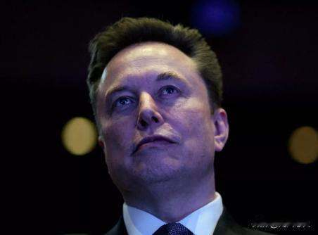 美国首富马斯克真的太敢说了。2026年2月，他竟然说：“美国在稀土加工领域高度依