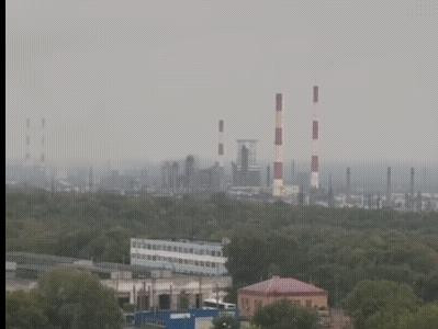 这炼油厂爆炸的威力太大了，像小型核爆一样。这是近日乌克兰