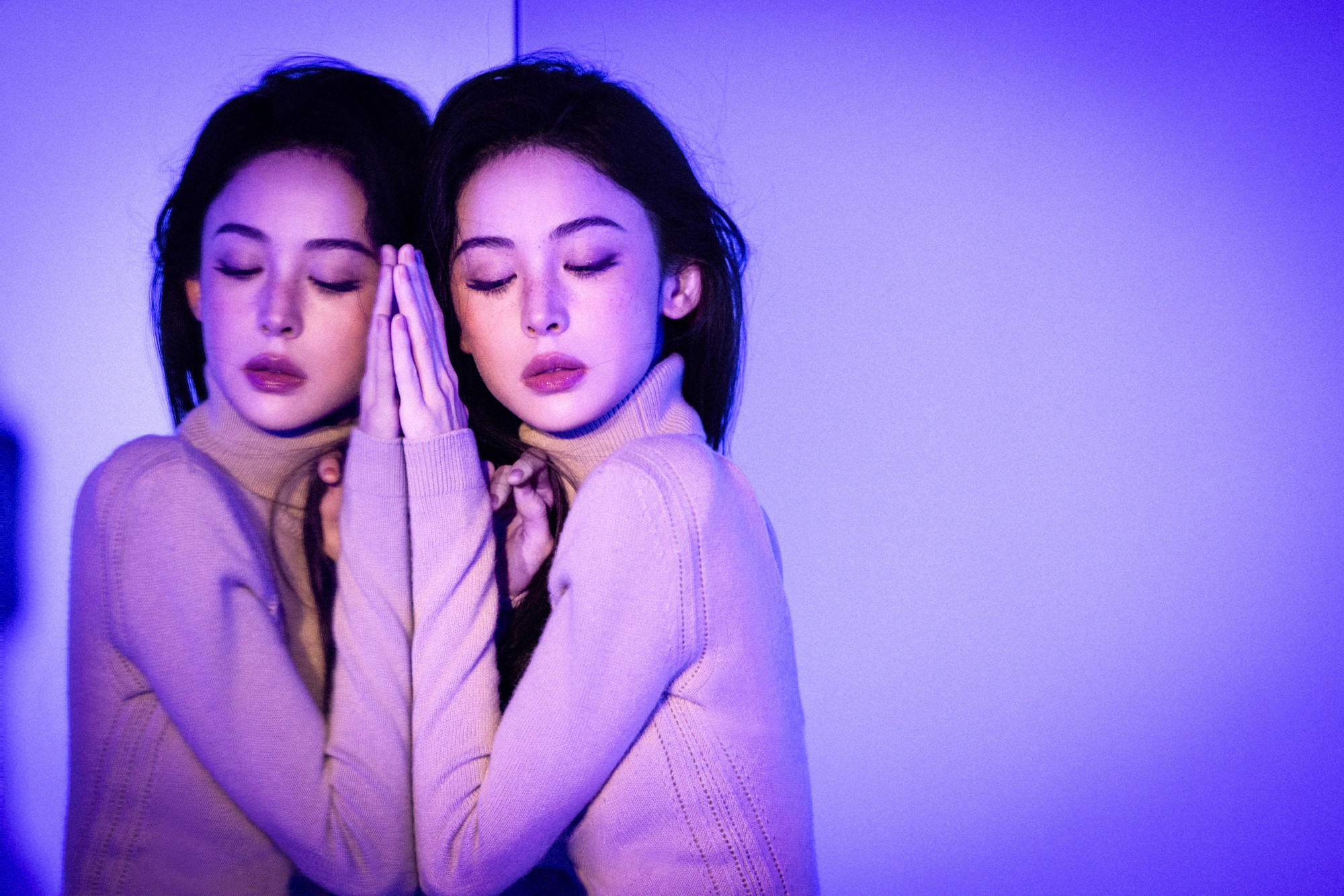 娜扎全新穿搭写真，紫色滤镜，神秘又美丽。娜扎