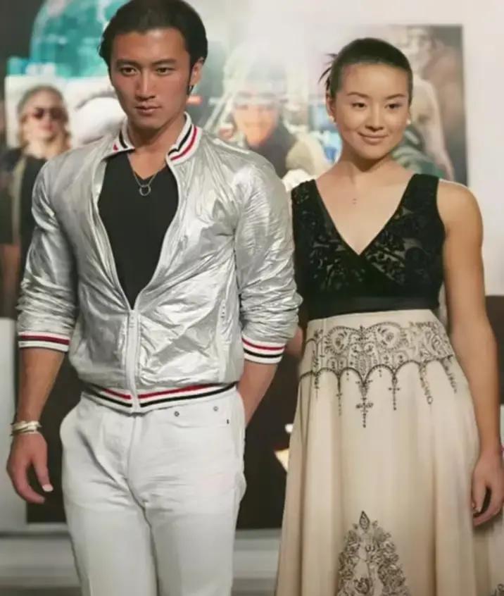 翻到那张千禧年的同框照，心里咯噔一下。谢霆锋披着皮衣，长发支棱着，眼神盯着镜