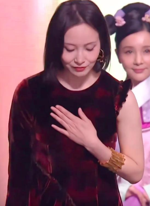 甄嬛传晚会的发起人是真的牛，因为这次女演员几乎全都来了，时隔多年每个人都有了很明显的变化。身穿绿色亮