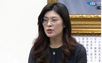 郑丽文在11月12日召开的国民党“中常会”上宣布了一个非常重要的决定，表示自己将