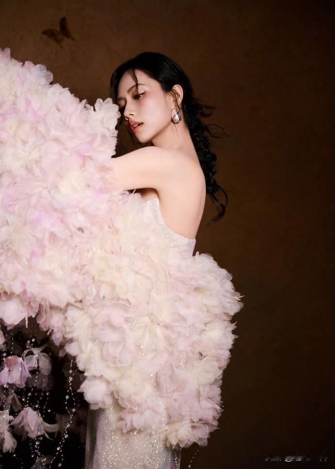 刘惜君一袭粉色抹胸长裙温婉动人，身姿曼妙像极了初春盛放的花朵，灵动且优雅。裙装流