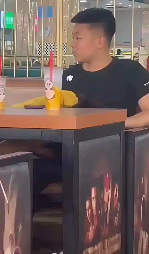 她到底在干嘛呢，是困了吗？