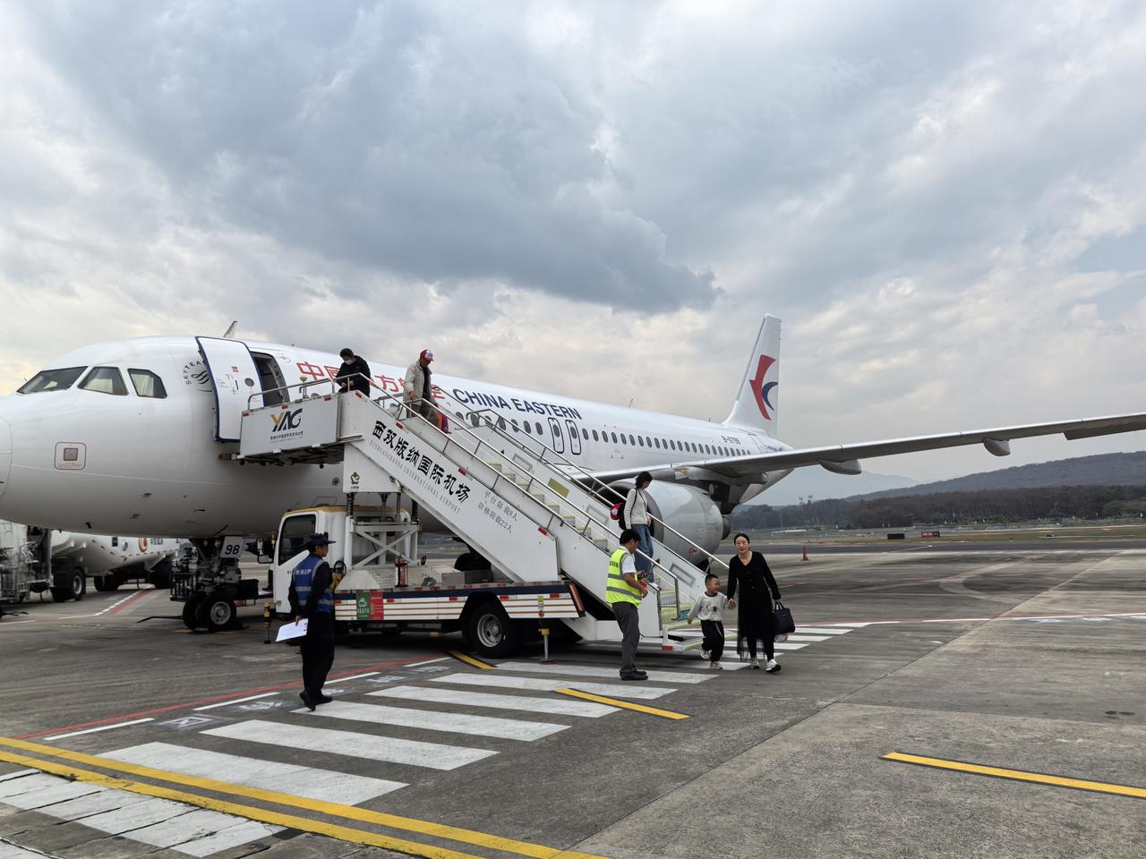 落地西双版纳的第一餐，杂酱米线，香迷糊了。以前在异地工作时，有位同