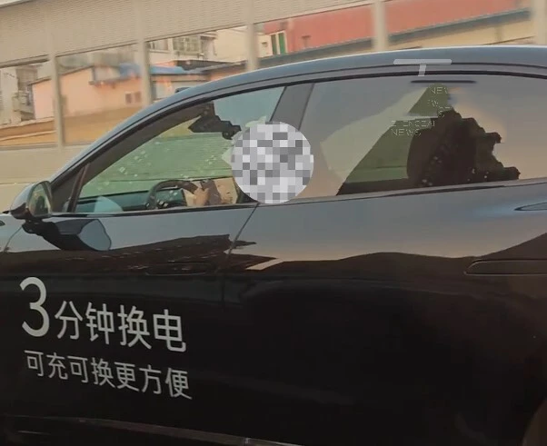 惊险一幕：高架桥上双手离盘看手机8月6日，安徽合肥铜陵路高架路段，一辆乐道试驾