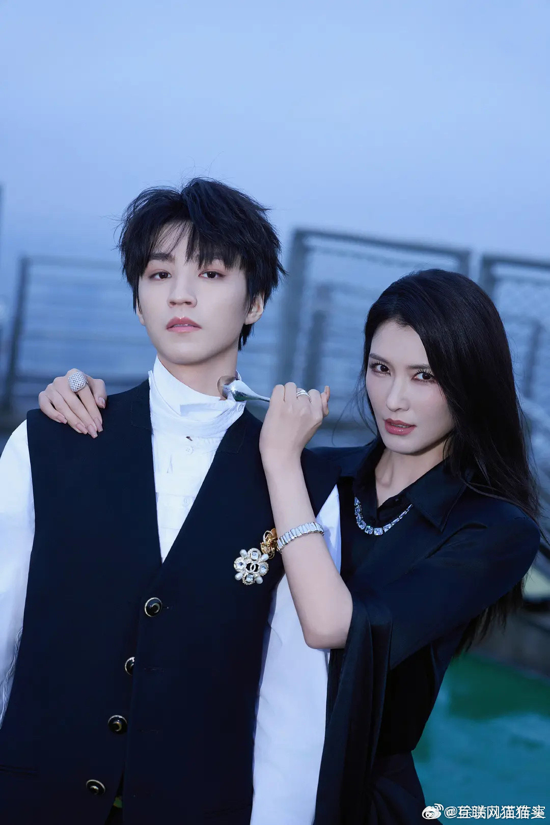 三字怎么会去给糊ka撑场子。。。仅仅是因为以前合作过吗