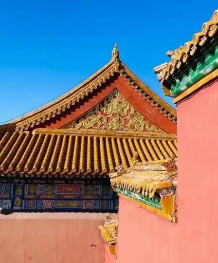 故宫缺钱到了什么地步，似乎永远入不敷出？故宫每年门票收入近8亿，文创收入大约15