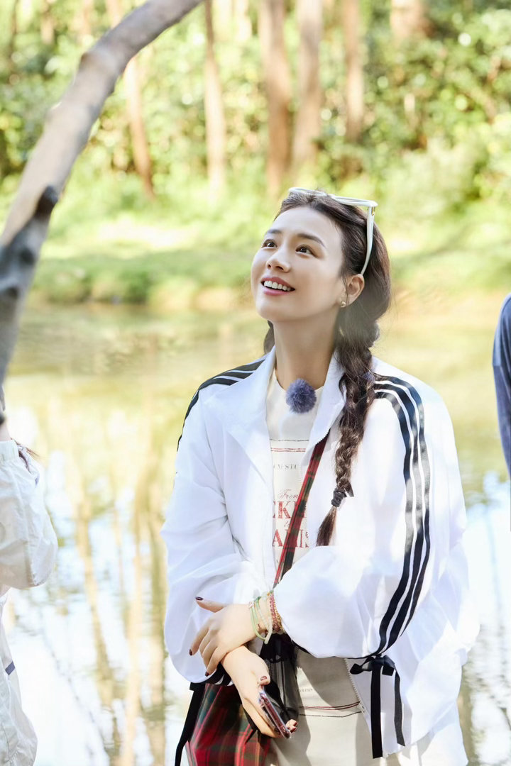 马思纯马思纯旅拍状态黎吧啦的滤镜真的能保一辈子。马思纯在花海里那个笑，跟当年在